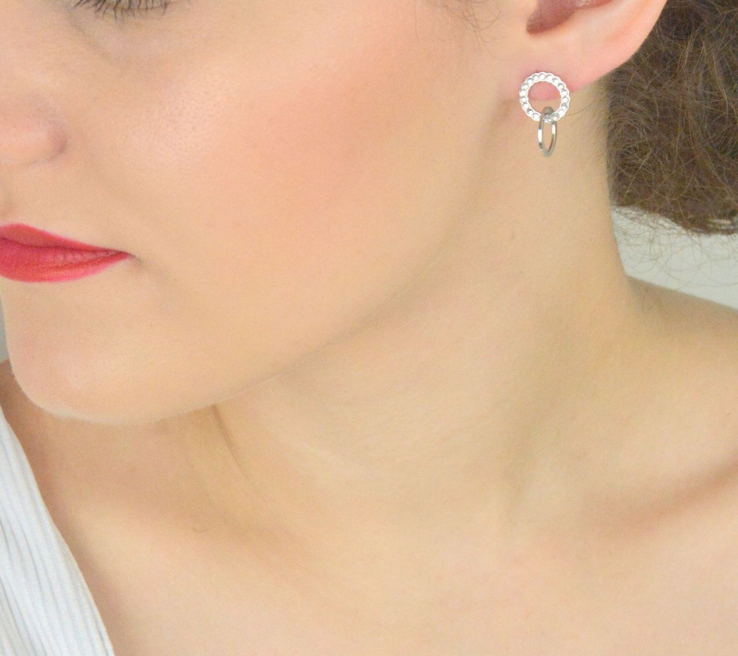 Srebrne kolczyki damskie próba 925 z dwoma kółeczkami, jedno ozdobione cyrkoniami, drugie gładkie. Zapięcie na sztyft, długość 1,7 cm. Elegancka biżuteria.1.jpg